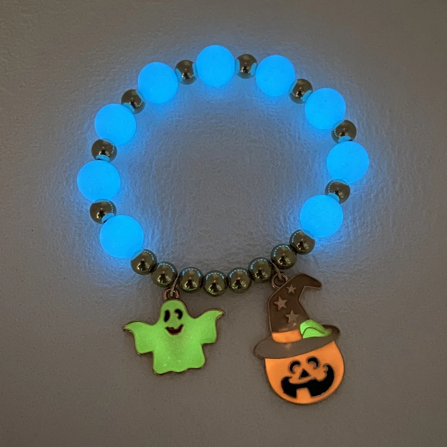 Halloween Vintage Gothic Charm Bracelet – Pumpkin, Witch Hat, and Kitten with Natural Stone Beads for Women’s Party Wear