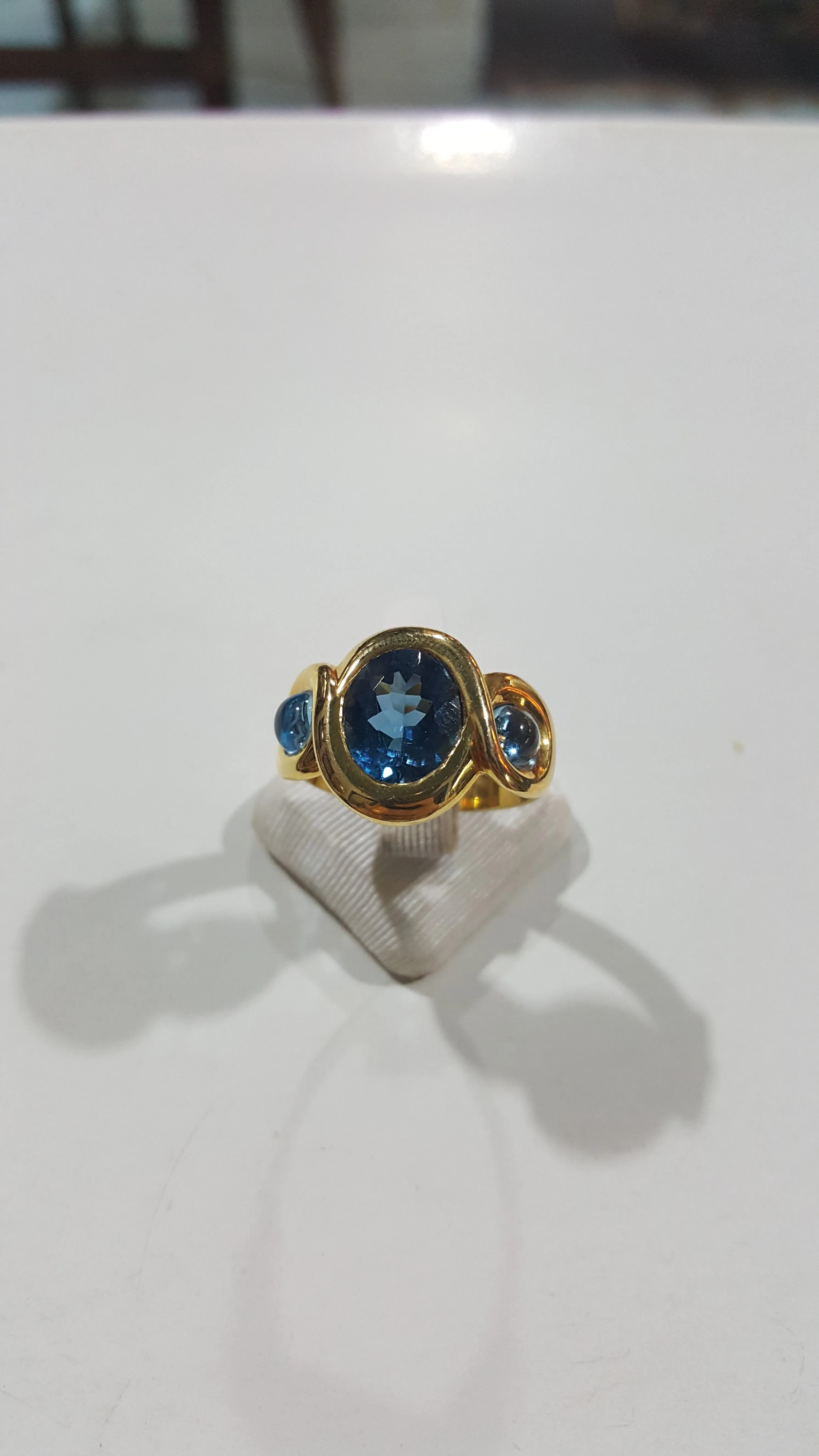 Ring in 18k Gold with a London Blue Topaz & Aquamarine Cabochon