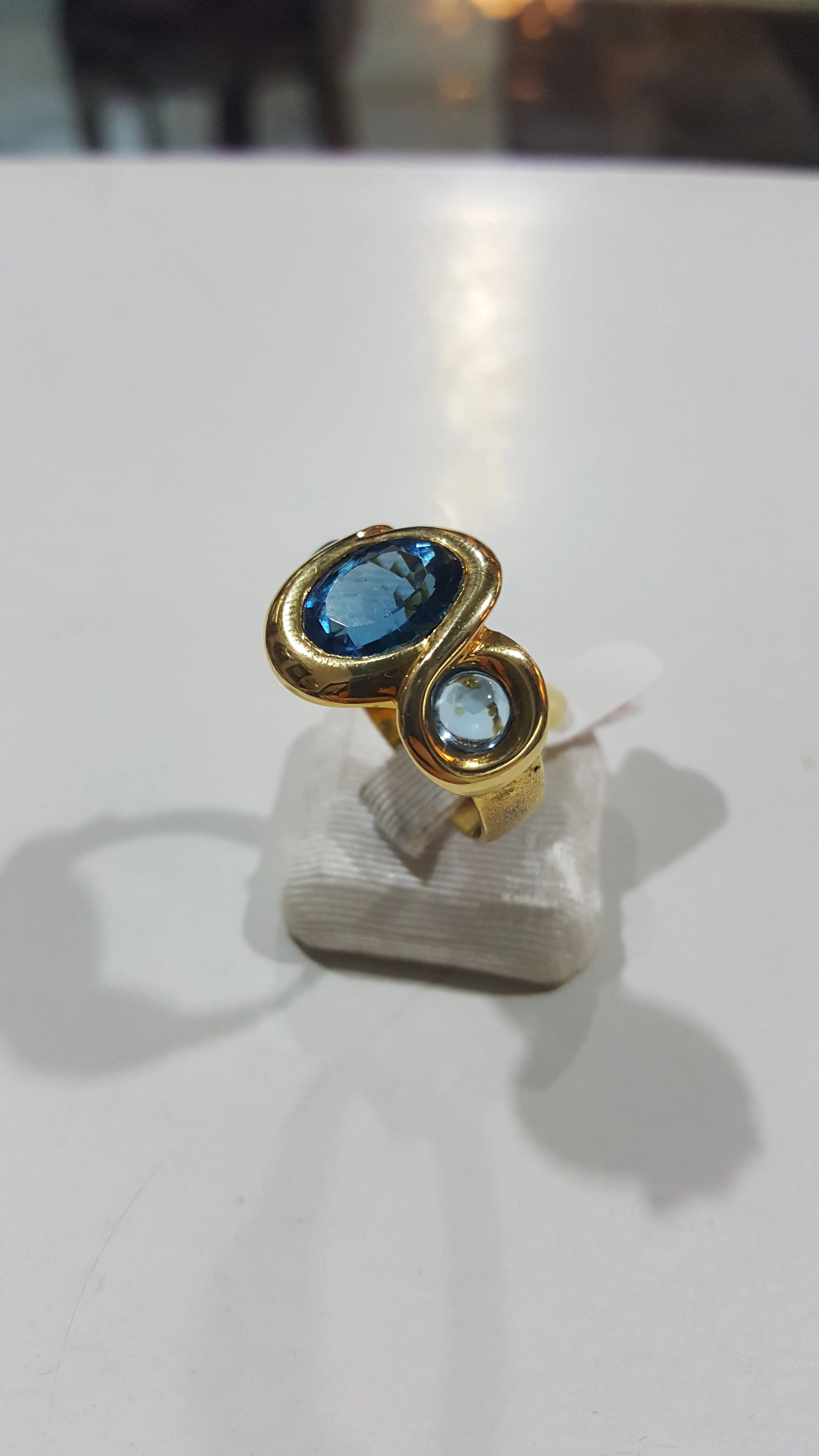 Ring in 18k Gold with a London Blue Topaz & Aquamarine Cabochon